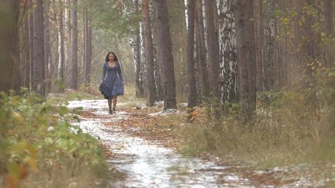 The girl in the forest. Stockbeeldmateriaal 71287797