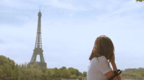 Girl in front of the Eiffel tower Stock Footage 41309370