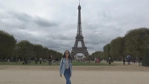 A girl in front of the Eiffel tower, Paris, France Stock-Footage 97130558