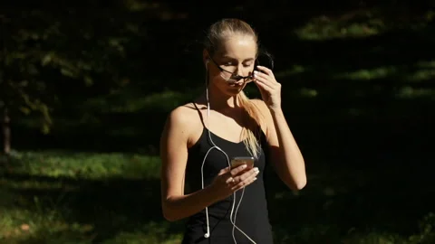 Girl Gets Ready to Start Jogging 動画素材 101539778