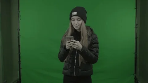 Girl gets SMS 스톡 동영상 73286890