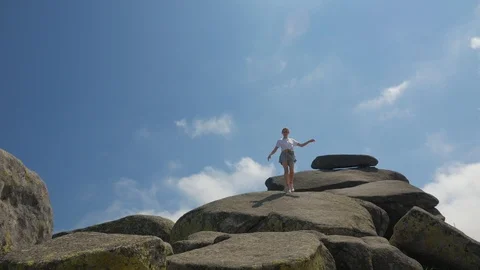 The girl  goes down the mountain.  Video stock 112731085