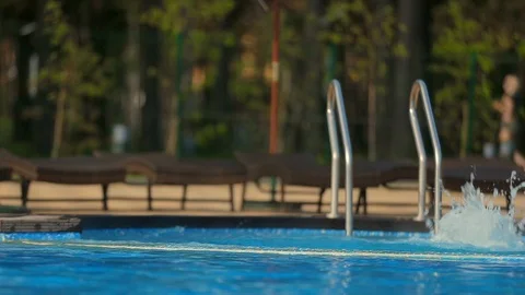 Girl goes to the pool Vidéo 95770036