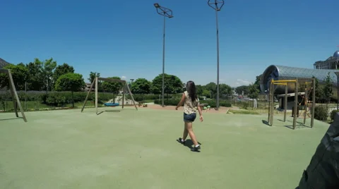 Girl is going to swing 動画素材 62374205