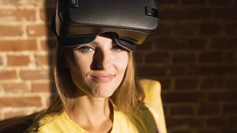 Girl Going to Use Virtual Reality Helm Видео 80678161