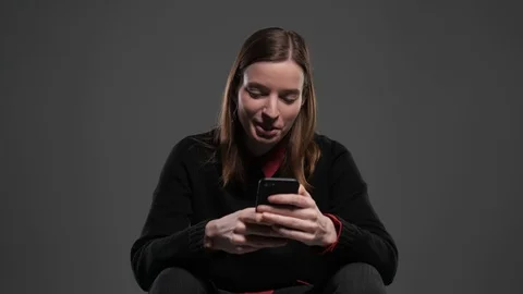 The girl got the message Video stock 105392329