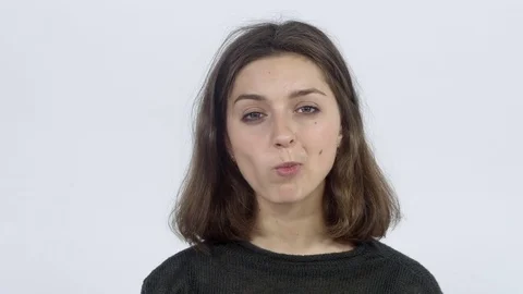 Girl grimaces at the camera 库存影片 81811418