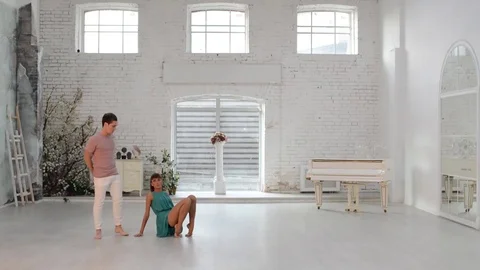 Girl with guy dance gymnastic dance in the dance hall Stock Footage