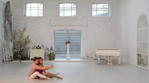 Girl with guy dance gymnastic dance in the dance hall Stock Footage