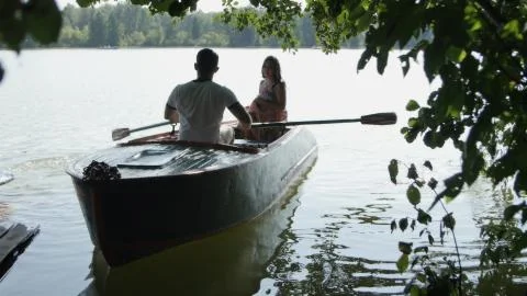 The girl with the Guy Sailing down the River on an Iron Boat Foto stock