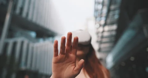 Girl hand moving while she is using vr glasses Video stock 201679275