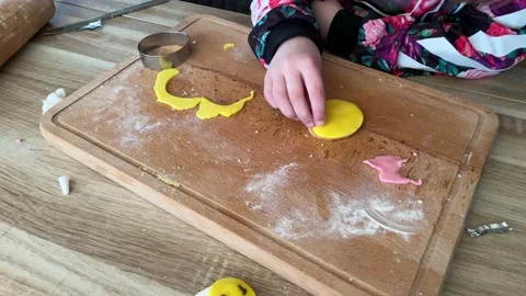 Girl hands decorating Easter egg cookies Stock-Footage 151288636