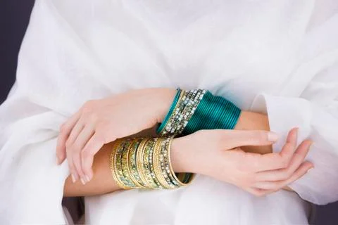 Girl hands with golden bracelets Foto stock