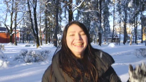 Girl has fun jumping in winter snowy park Video stock 115257566
