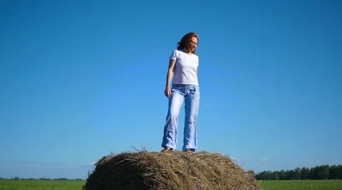 Girl having fun dancing in a haystack Vidéo 66243531