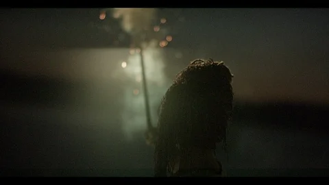 Girl having fun with firework 스톡 동영상 98714818