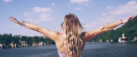 Girl having fun on the lake 動画素材 84332802