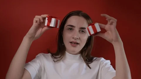 The girl holds two boxes with gimlets in her hands. Happy street and emotions Stock Footage 127458417