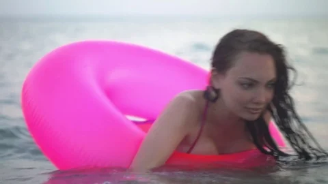 Girl with an inflatable circle on the waves Video stock 79600283