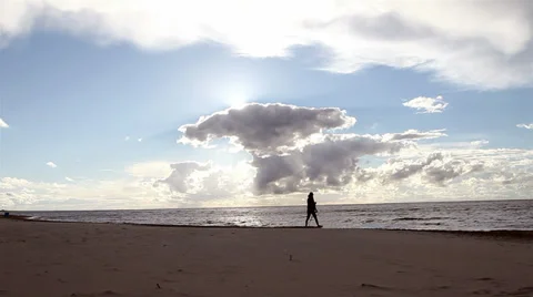 Girl jogging on the beach. 스톡 동영상 27486191