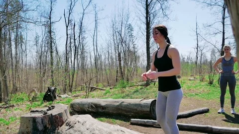 The girl is jumping 動画素材 75808751