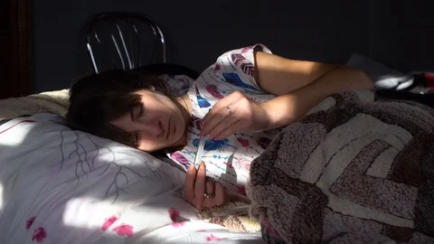 The girl knocks down the thermometer, prepares a thermometer Video stock 120698812