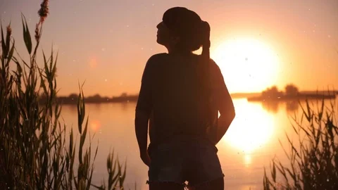 Girl on the lake at sunset Vídeo Stock 71252653