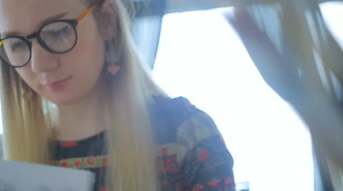 Girl leafing through a book Vídeo Stock 65185253