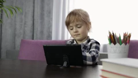 Girl learning online lessons using digital tablet computer. Distance education Foto stock
