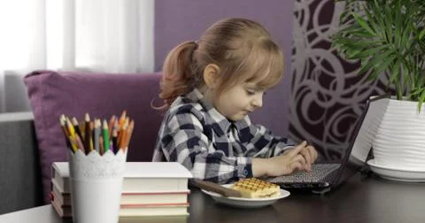 Girl learning online lessons using digital laptop computer. Distance education Foto stock