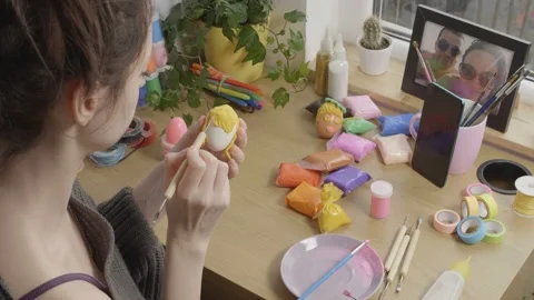 Girl learning sculpting  from online tutorial at home 库存影片 147418395