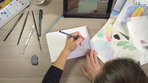 The girl learns to draw from the tablet. Stock Footage 170116302
