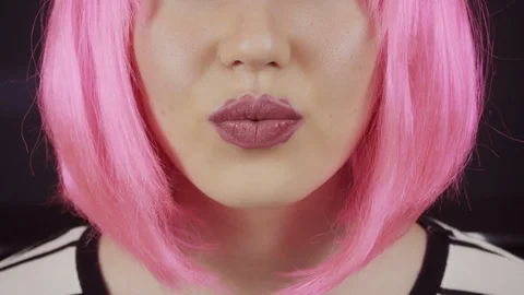 Girl with the lips of the devil. Young beautiful girl with pink hair. Vidéo 121444417