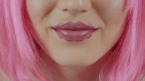Girl with the lips of the devil. Young beautiful girl with pink hair. Vídeo Stock 121560935