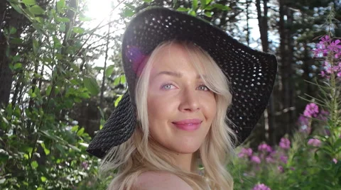 Girl looking at the camera 스톡 동영상 53702311