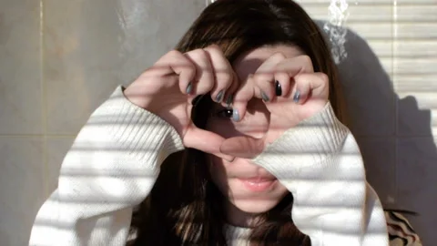 The girl is looking at the camera. Vídeo Stock 98275279