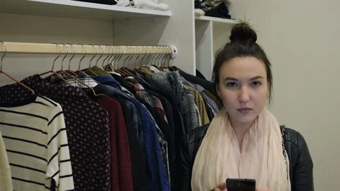 Girl looking at the camera Vídeo Stock 101432993