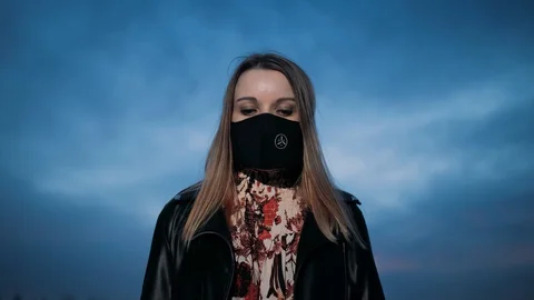 The girl is looking up to the camera Vidéo 128810471