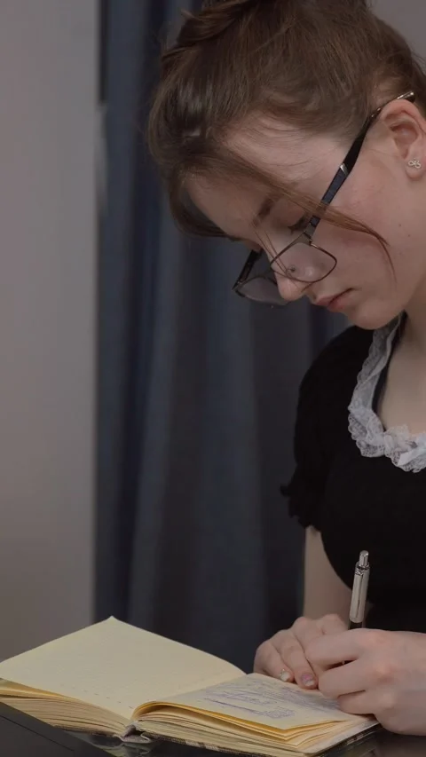 Girl looking at computer screen listening online lecture improve language skills Vidéo 311781603