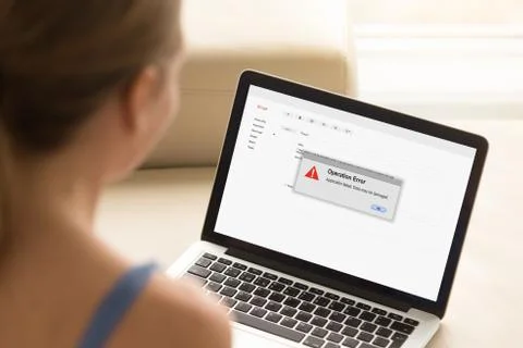 Girl looking at laptop with Operation Error on laptop screen. Foto stock