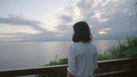 Girl looking at the ocean. Stock Footage 111807957