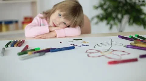 Girl lying on a table looking at camera Video stock 8975191