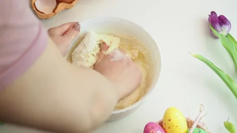 Girl makes a easter biscuit cake in the kitchen. for the Easter holiday 库存影片 150794348
