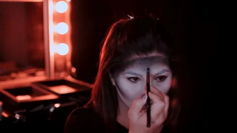 Girl makes a make-up in the style of a witch Halloween Vidéo 69206365