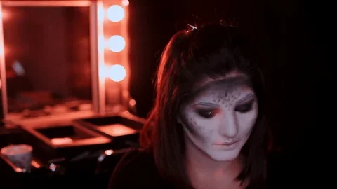 Girl makes a make-up in the style of a witch Halloween 库存影片 69206386