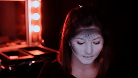 Girl makes a make-up in the style of a witch Halloween 库存影片 69206845