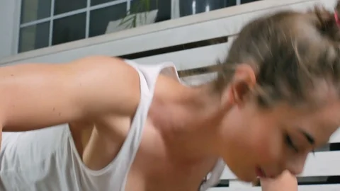 Girl making push ups Video stock 118976620