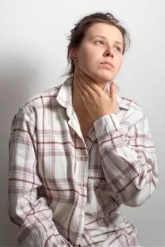 Girl measuring the pulse in the neck Foto stock
