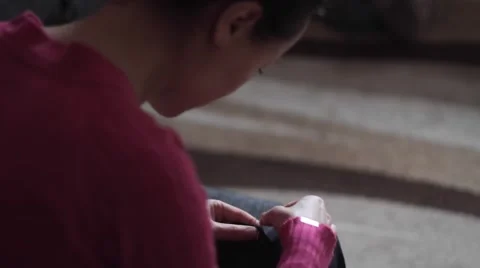 Girl with needle manually sews their clothes Vídeo Stock 62564256