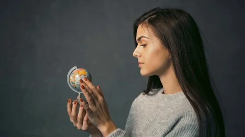 Girl Observes the Globe 動画素材 83046232